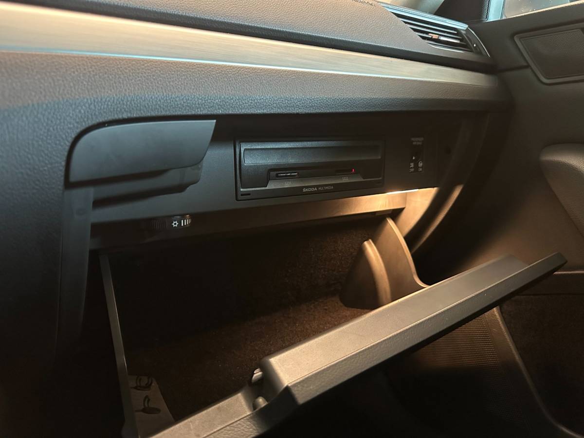 Škoda Superb Skoda Superb Combi 1.4 TSI ACT AMBITION BUSINESS-uitv|NAVIGATIE|CLIMA AIRCO|LM-VELGEN|CRUISE CONTROL|ISOFIX|TREKHAAK|APPLE CARPLAY