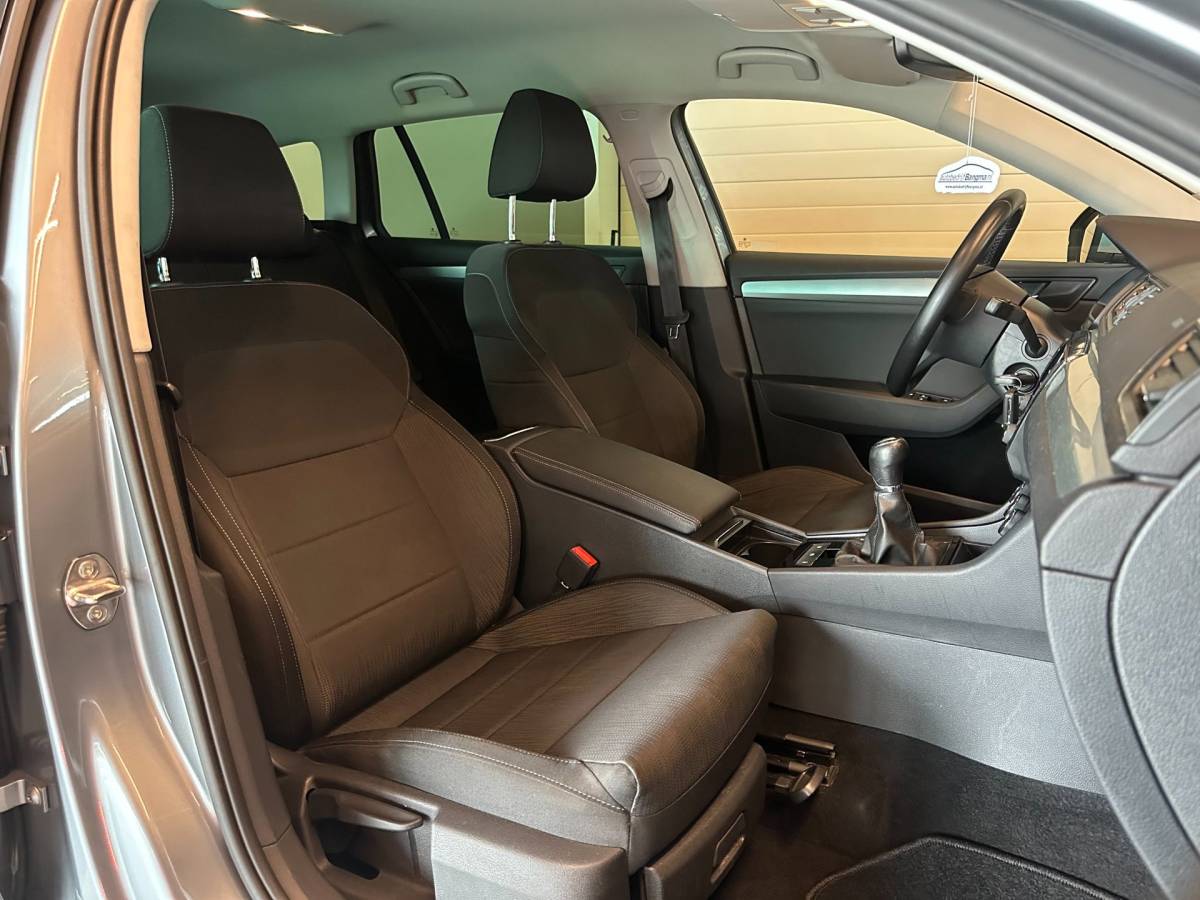Škoda Superb Skoda Superb Combi 1.4 TSI ACT AMBITION BUSINESS-uitv|NAVIGATIE|CLIMA AIRCO|LM-VELGEN|CRUISE CONTROL|ISOFIX|TREKHAAK|APPLE CARPLAY