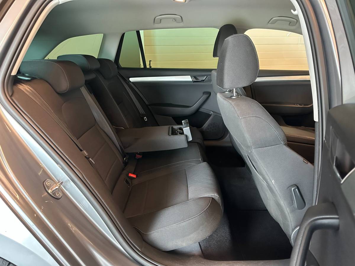 Škoda Superb Skoda Superb Combi 1.4 TSI ACT AMBITION BUSINESS-uitv|NAVIGATIE|CLIMA AIRCO|LM-VELGEN|CRUISE CONTROL|ISOFIX|TREKHAAK|APPLE CARPLAY