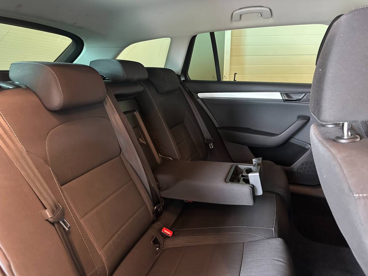 Škoda Superb Skoda Superb Combi 1.4 TSI ACT AMBITION BUSINESS-uitv|NAVIGATIE|CLIMA AIRCO|LM-VELGEN|CRUISE CONTROL|ISOFIX|TREKHAAK|APPLE CARPLAY