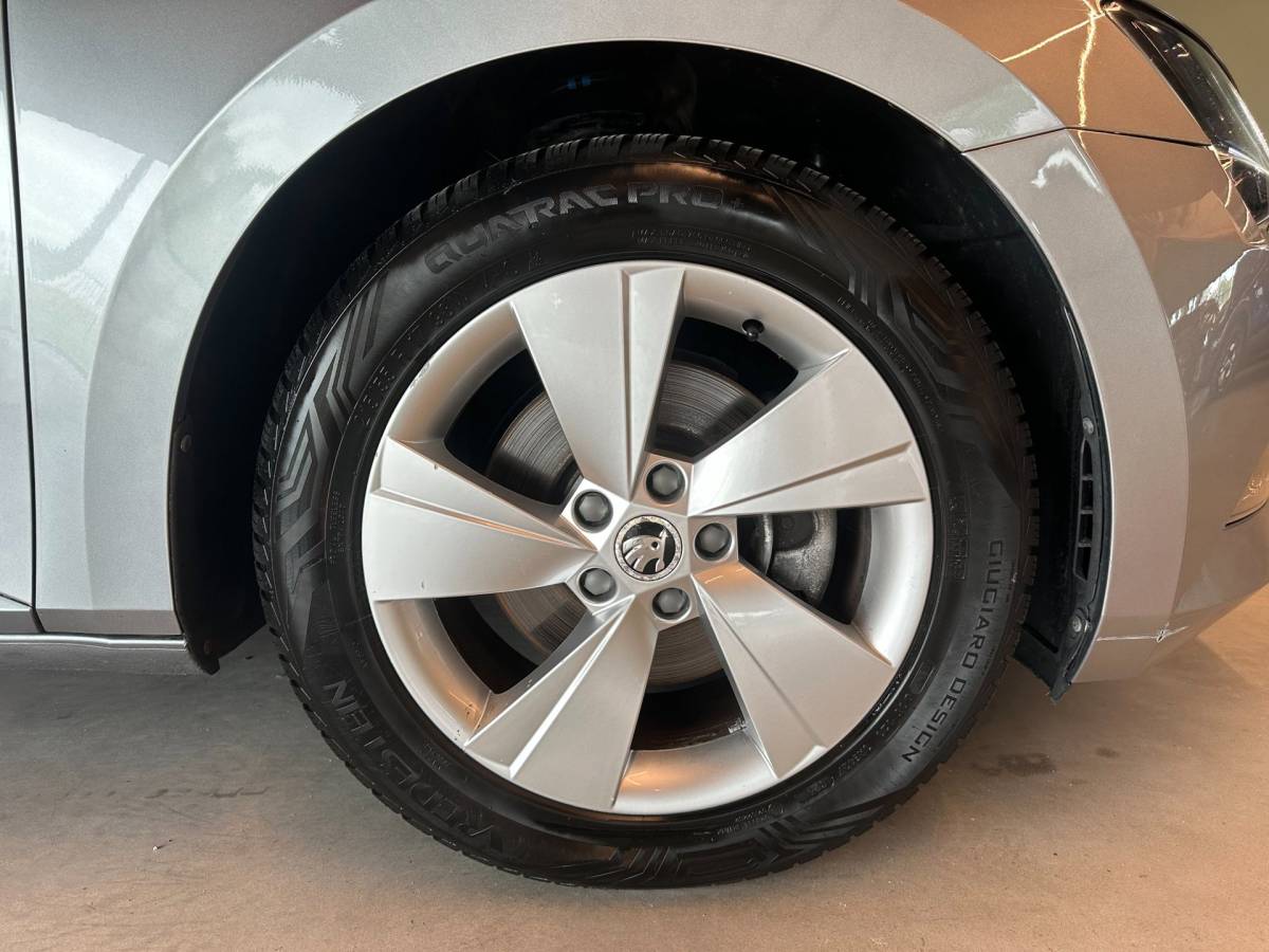 Škoda Superb Skoda Superb Combi 1.4 TSI ACT AMBITION BUSINESS-uitv|NAVIGATIE|CLIMA AIRCO|LM-VELGEN|CRUISE CONTROL|ISOFIX|TREKHAAK|APPLE CARPLAY