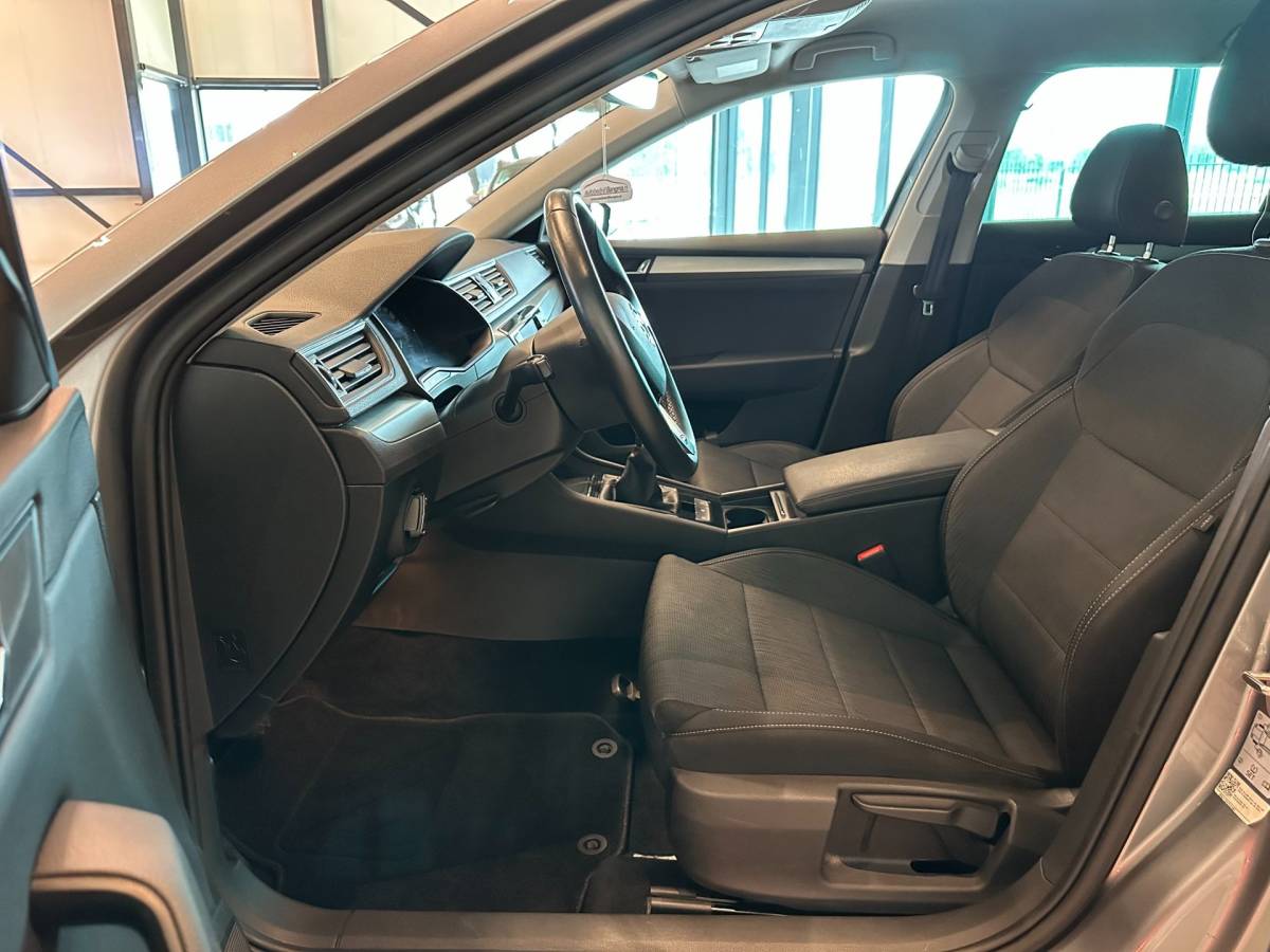 Škoda Superb Skoda Superb Combi 1.4 TSI ACT AMBITION BUSINESS-uitv|NAVIGATIE|CLIMA AIRCO|LM-VELGEN|CRUISE CONTROL|ISOFIX|TREKHAAK|APPLE CARPLAY