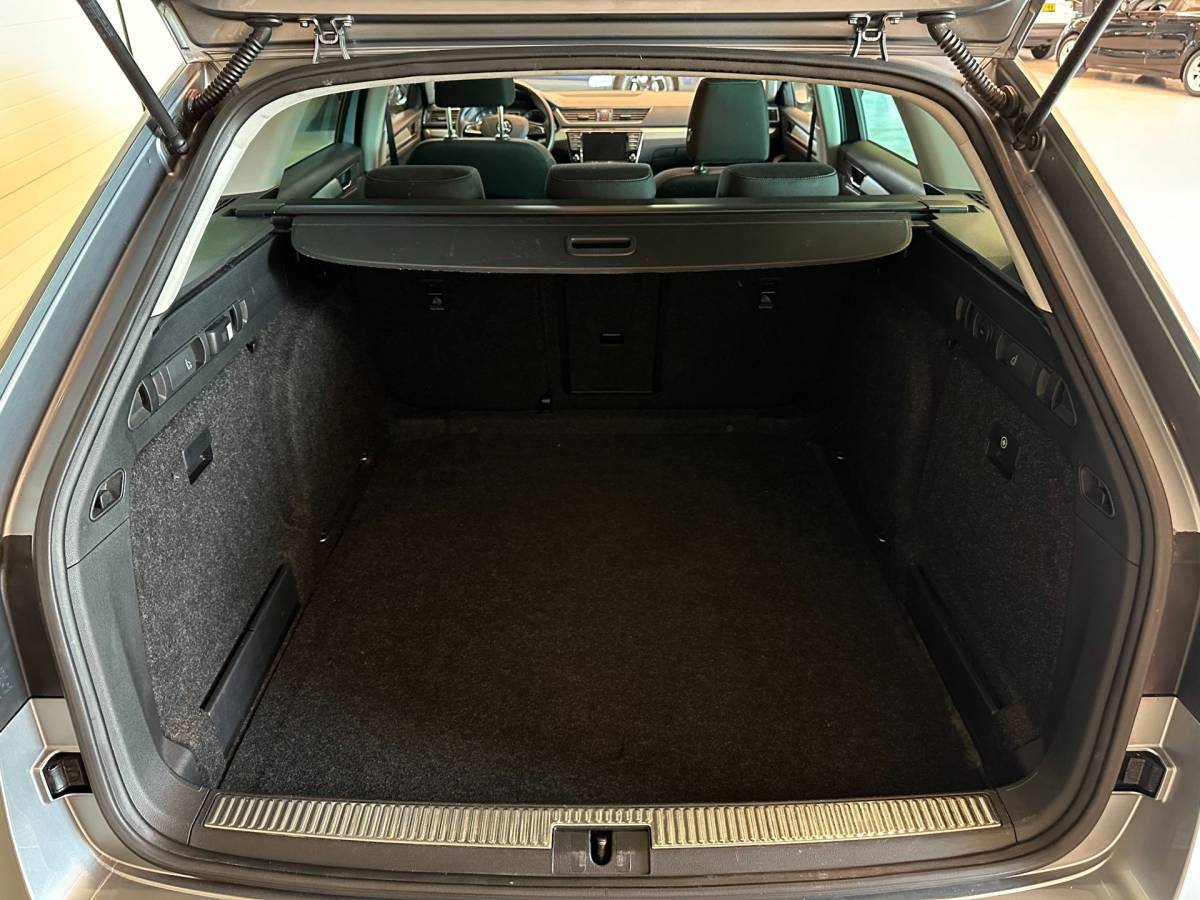 Škoda Superb Skoda Superb Combi 1.4 TSI ACT AMBITION BUSINESS-uitv|NAVIGATIE|CLIMA AIRCO|LM-VELGEN|CRUISE CONTROL|ISOFIX|TREKHAAK|APPLE CARPLAY