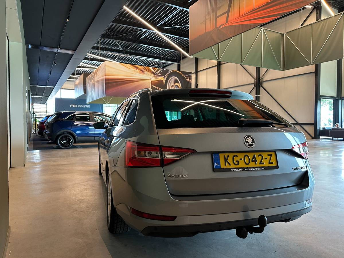 Škoda Superb Skoda Superb Combi 1.4 TSI ACT AMBITION BUSINESS-uitv|NAVIGATIE|CLIMA AIRCO|LM-VELGEN|CRUISE CONTROL|ISOFIX|TREKHAAK|APPLE CARPLAY