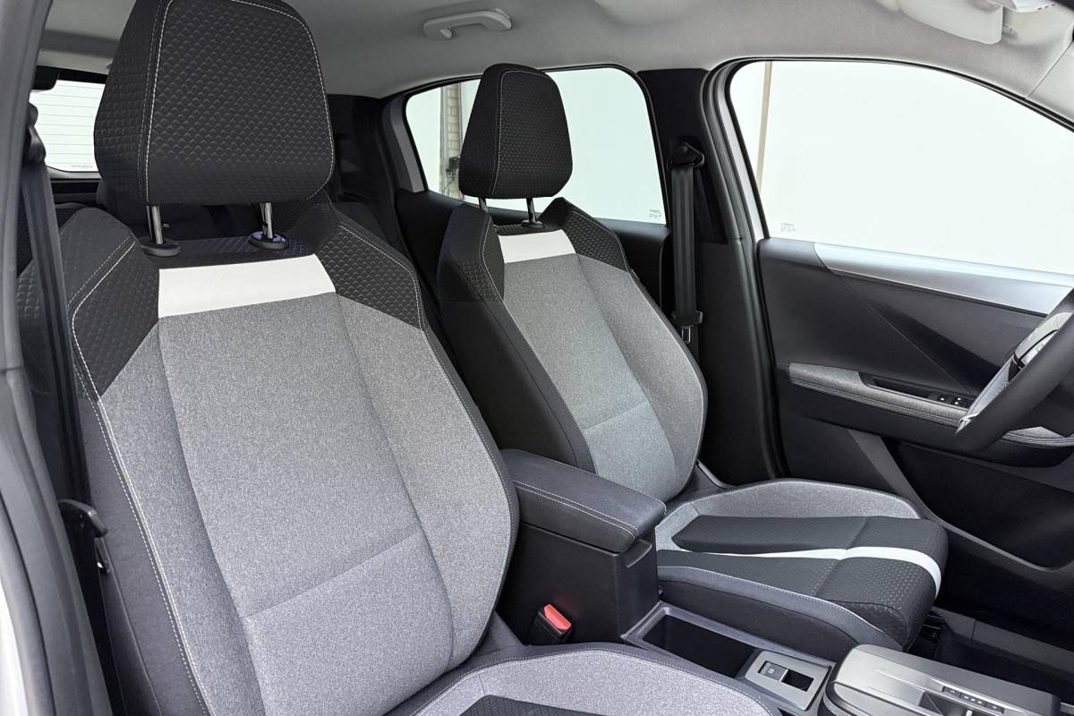 Opel Frontera Opel Frontera Electric GS 44 kWh 1-Fase | Navigatie | Achteruitrijcamera | Climate control | Cruise control | Zwart dak | Lichtmetalen velgen | Extra getint glas