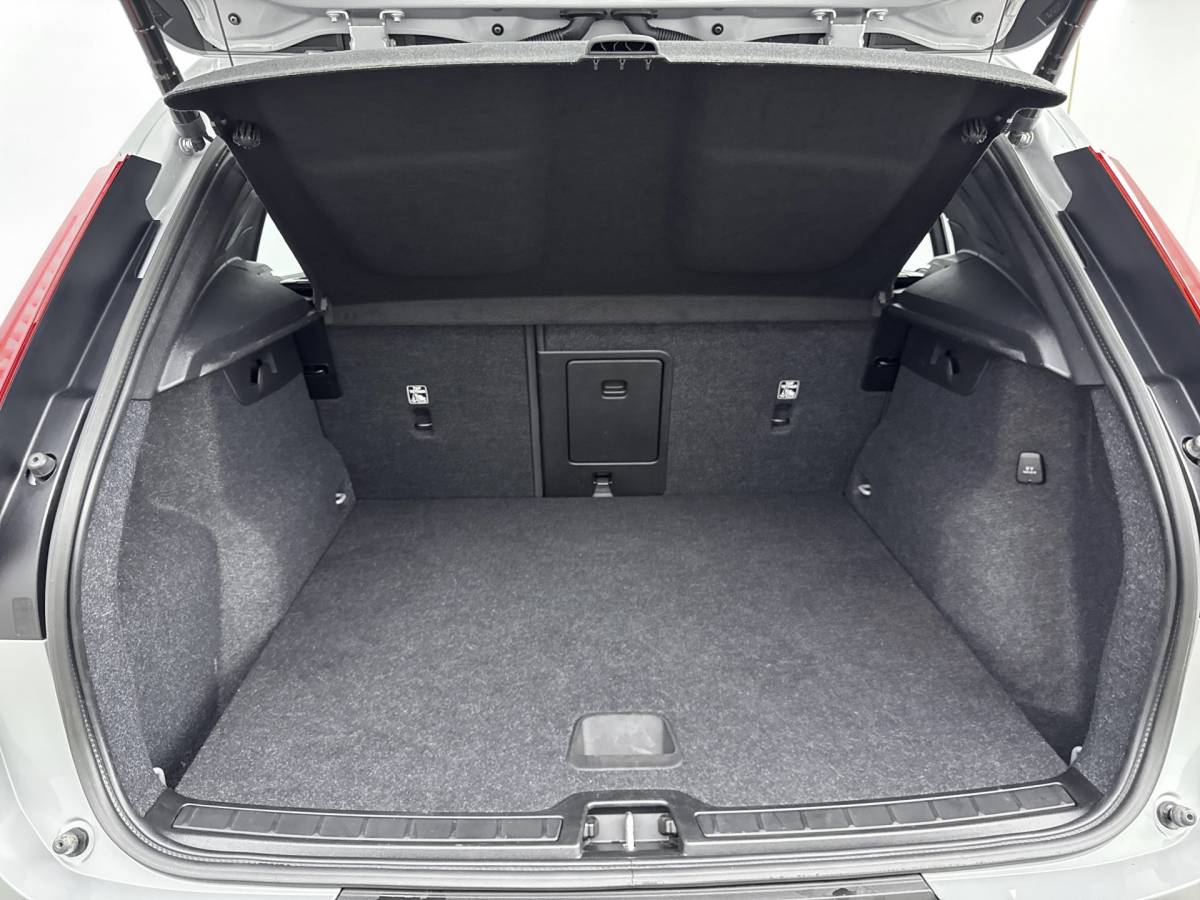 Volvo XC40 Volvo XC40 1.5 T4 Plug-in hybrid Ultimate Dark // DEALERONDERHOUDEN // SCHUIFKANTELDAK // ELECTRISCHE ACHTERKLEP //