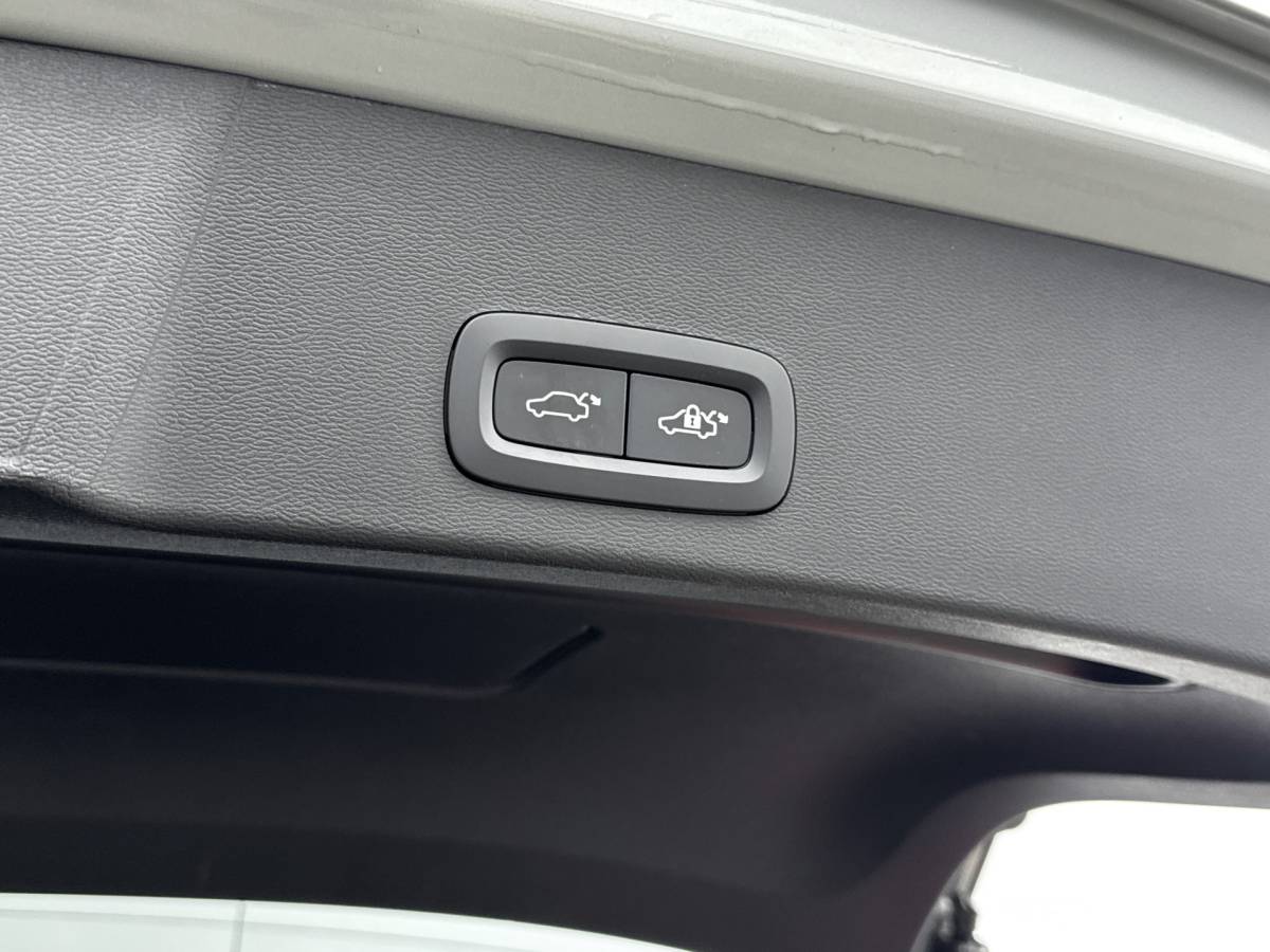 Volvo XC40 Volvo XC40 1.5 T4 Plug-in hybrid Ultimate Dark // DEALERONDERHOUDEN // SCHUIFKANTELDAK // ELECTRISCHE ACHTERKLEP //
