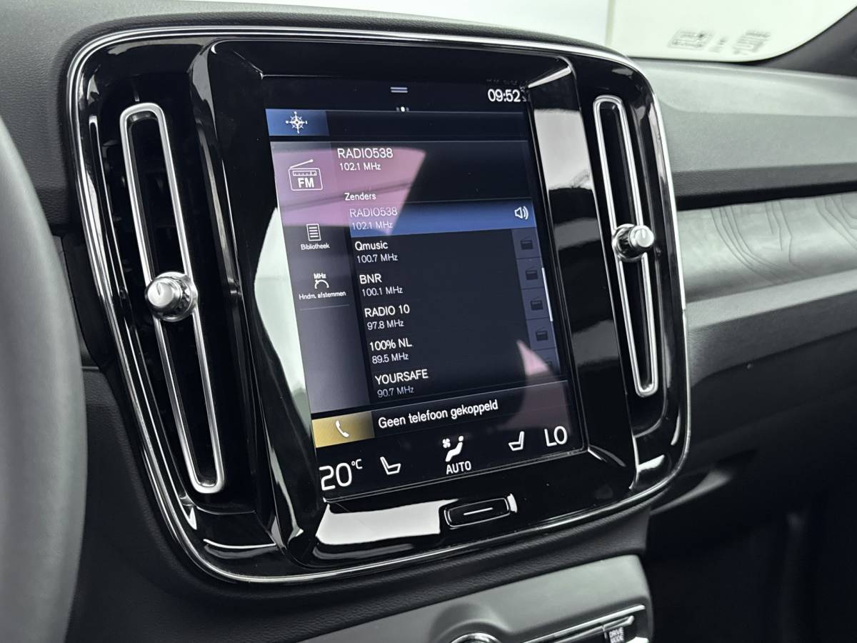 Volvo XC40 Volvo XC40 1.5 T4 Plug-in hybrid Ultimate Dark // DEALERONDERHOUDEN // SCHUIFKANTELDAK // ELECTRISCHE ACHTERKLEP //