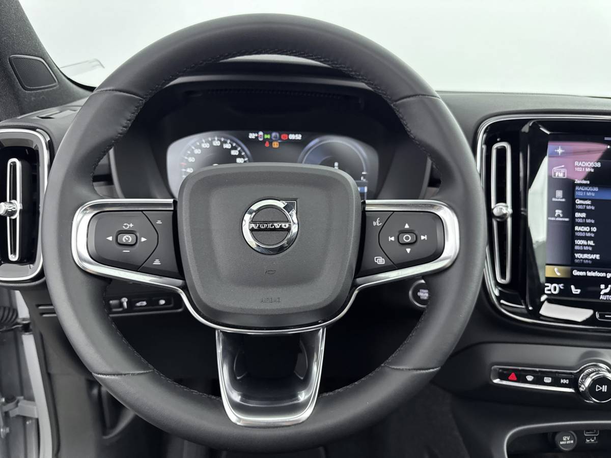 Volvo XC40 Volvo XC40 1.5 T4 Plug-in hybrid Ultimate Dark // DEALERONDERHOUDEN // SCHUIFKANTELDAK // ELECTRISCHE ACHTERKLEP //