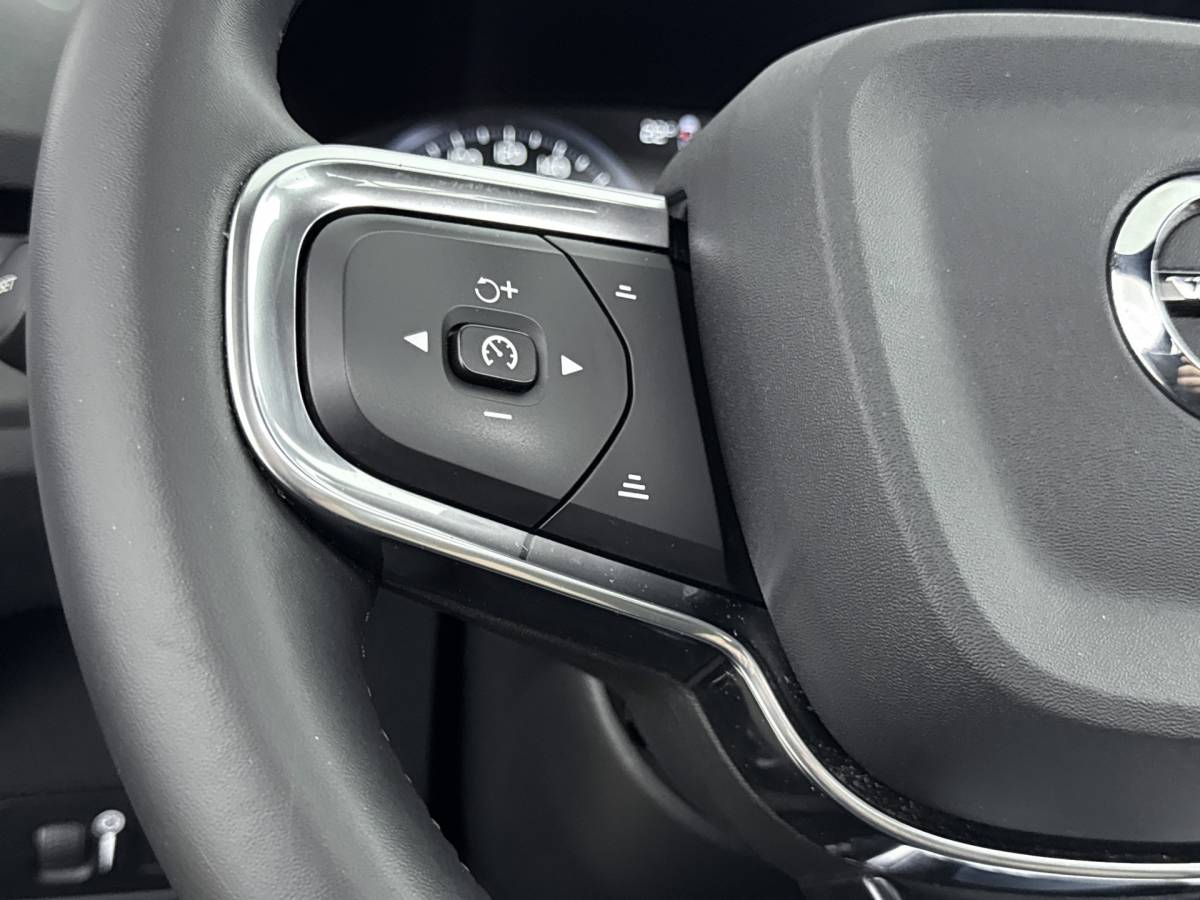 Volvo XC40 Volvo XC40 1.5 T4 Plug-in hybrid Ultimate Dark // DEALERONDERHOUDEN // SCHUIFKANTELDAK // ELECTRISCHE ACHTERKLEP //