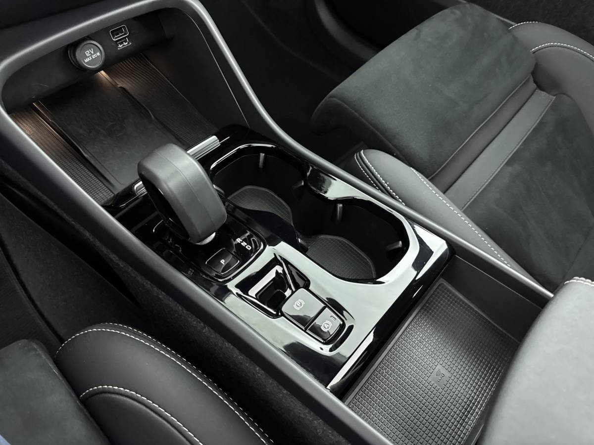 Volvo XC40 Volvo XC40 1.5 T4 Plug-in hybrid Ultimate Dark // DEALERONDERHOUDEN // SCHUIFKANTELDAK // ELECTRISCHE ACHTERKLEP //