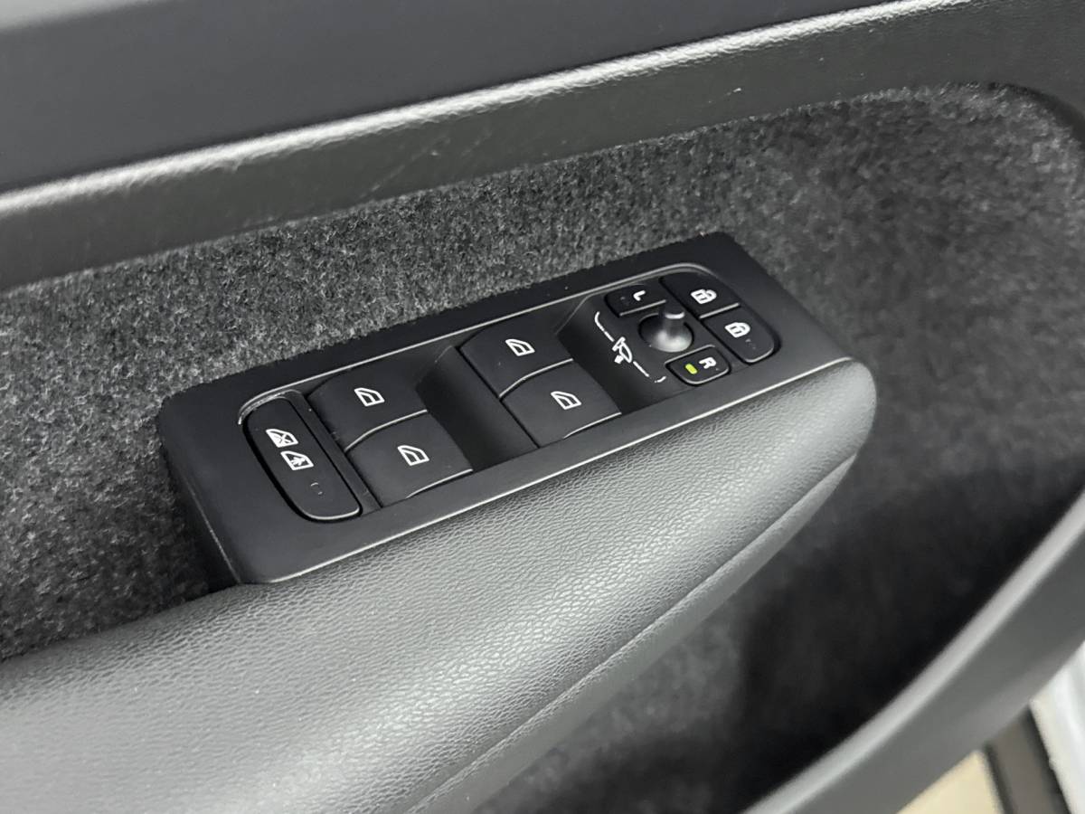 Volvo XC40 Volvo XC40 1.5 T4 Plug-in hybrid Ultimate Dark // DEALERONDERHOUDEN // SCHUIFKANTELDAK // ELECTRISCHE ACHTERKLEP //