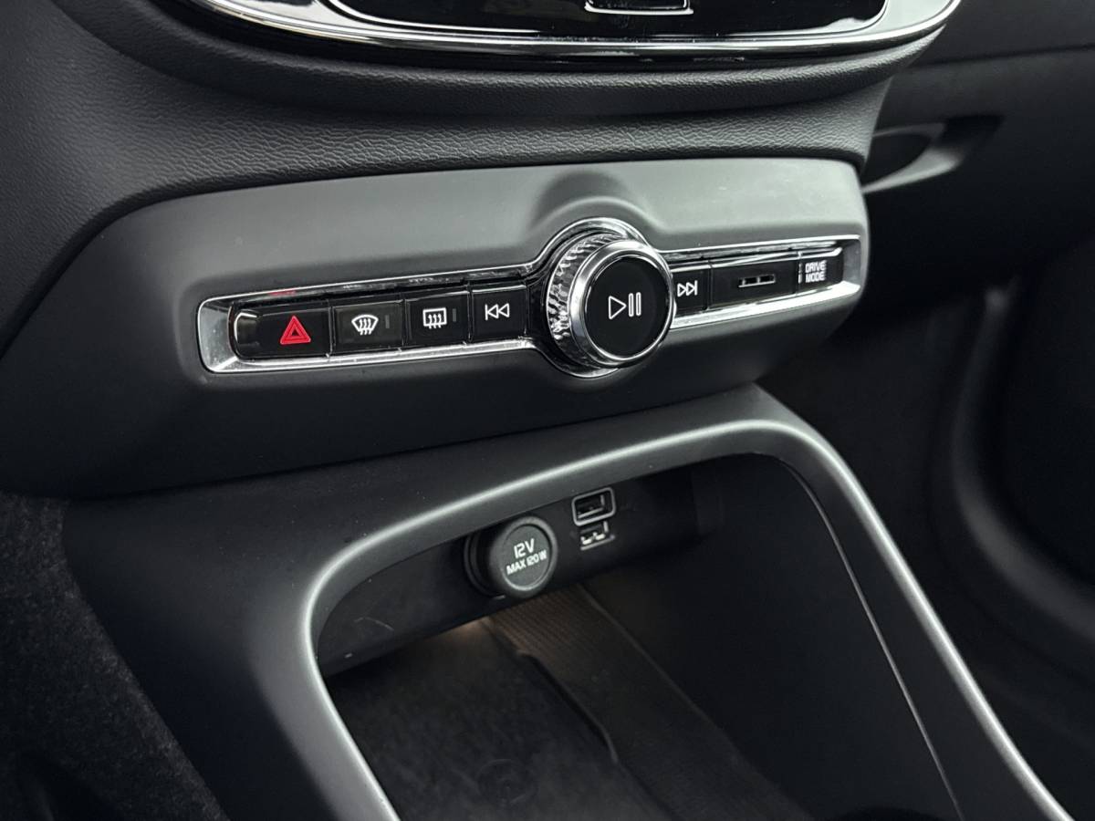 Volvo XC40 Volvo XC40 1.5 T4 Plug-in hybrid Ultimate Dark // DEALERONDERHOUDEN // SCHUIFKANTELDAK // ELECTRISCHE ACHTERKLEP //