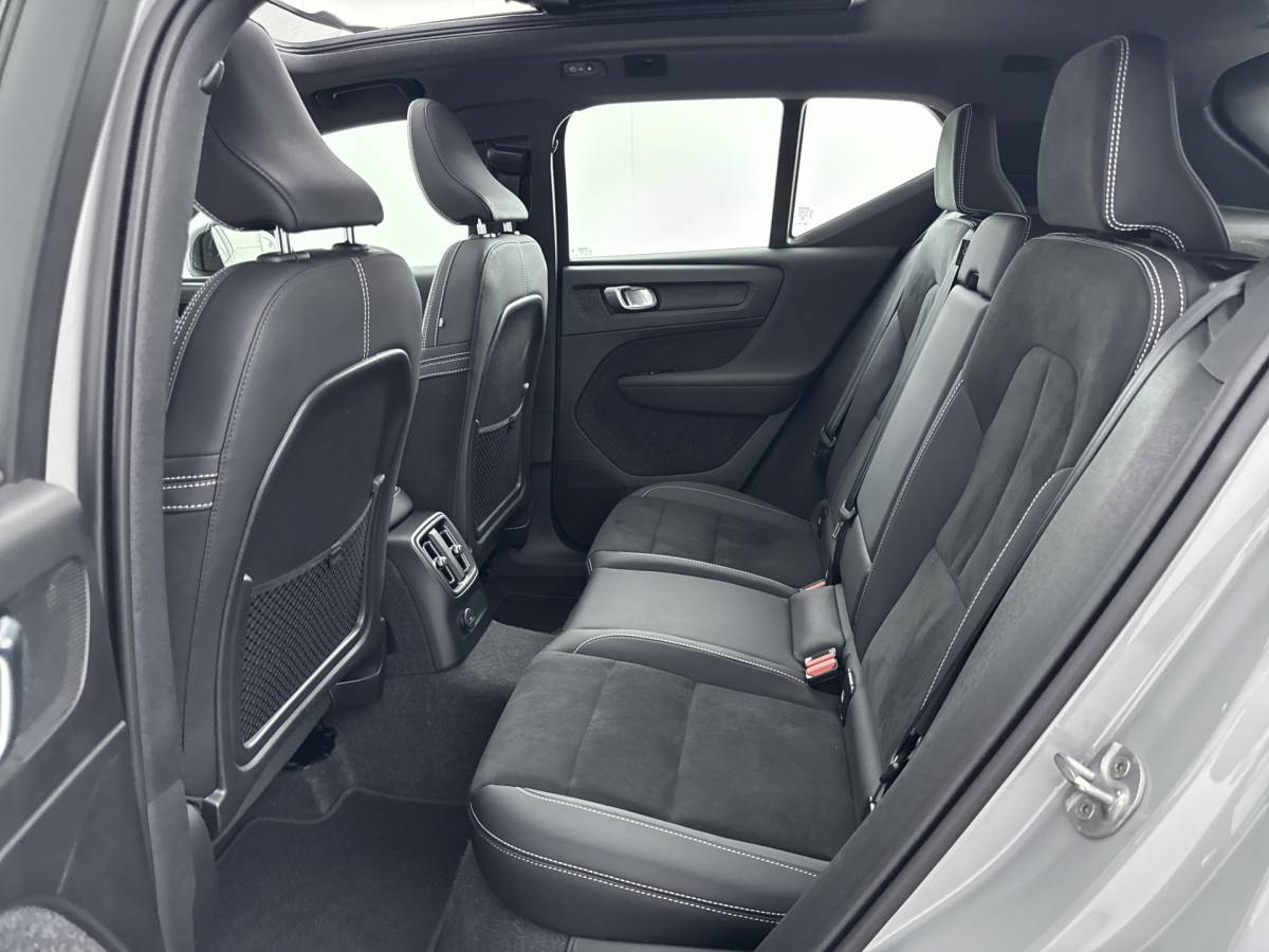 Volvo XC40 Volvo XC40 1.5 T4 Plug-in hybrid Ultimate Dark // DEALERONDERHOUDEN // SCHUIFKANTELDAK // ELECTRISCHE ACHTERKLEP //