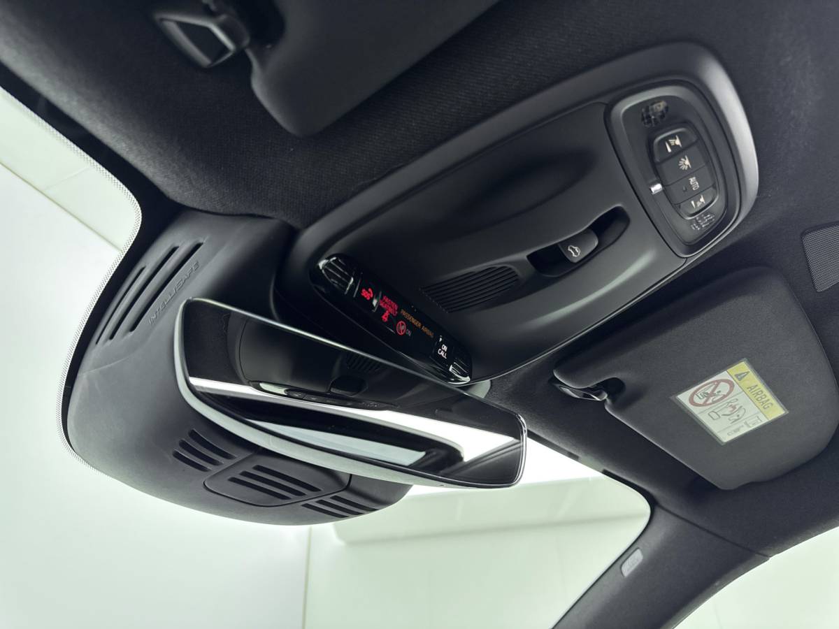 Volvo XC40 Volvo XC40 1.5 T4 Plug-in hybrid Ultimate Dark // DEALERONDERHOUDEN // SCHUIFKANTELDAK // ELECTRISCHE ACHTERKLEP //