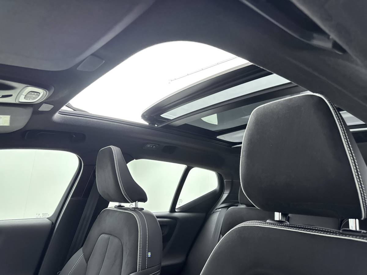 Volvo XC40 Volvo XC40 1.5 T4 Plug-in hybrid Ultimate Dark // DEALERONDERHOUDEN // SCHUIFKANTELDAK // ELECTRISCHE ACHTERKLEP //