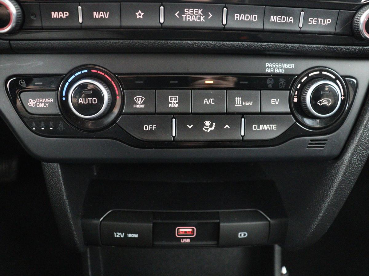 Kia e-Niro Kia e-Niro DynamicPlusLine 64 kWh | SOH 95,4% | Panoramadak | Half leder | Adaptive cruise | Stuur/stoel verwarming | Navigatie | Carplay | Camera | Park assist | Climate control
