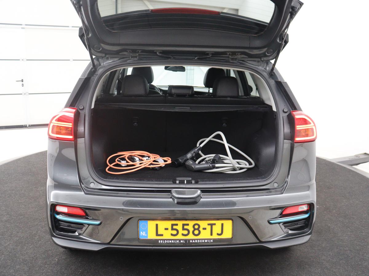 Kia e-Niro Kia e-Niro DynamicPlusLine 64 kWh | SOH 95,4% | Panoramadak | Half leder | Adaptive cruise | Stuur/stoel verwarming | Navigatie | Carplay | Camera | Park assist | Climate control