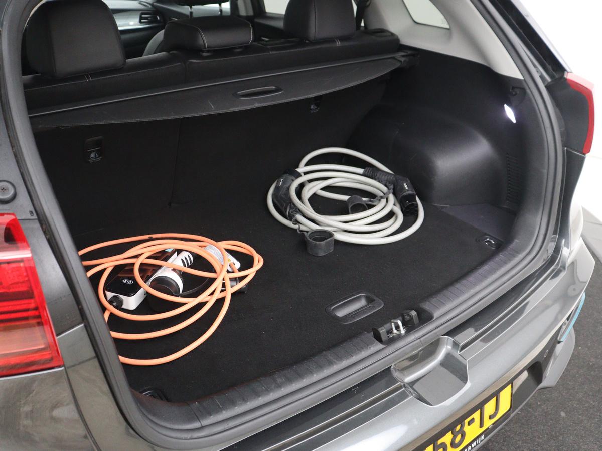 Kia e-Niro Kia e-Niro DynamicPlusLine 64 kWh | SOH 95,4% | Panoramadak | Half leder | Adaptive cruise | Stuur/stoel verwarming | Navigatie | Carplay | Camera | Park assist | Climate control