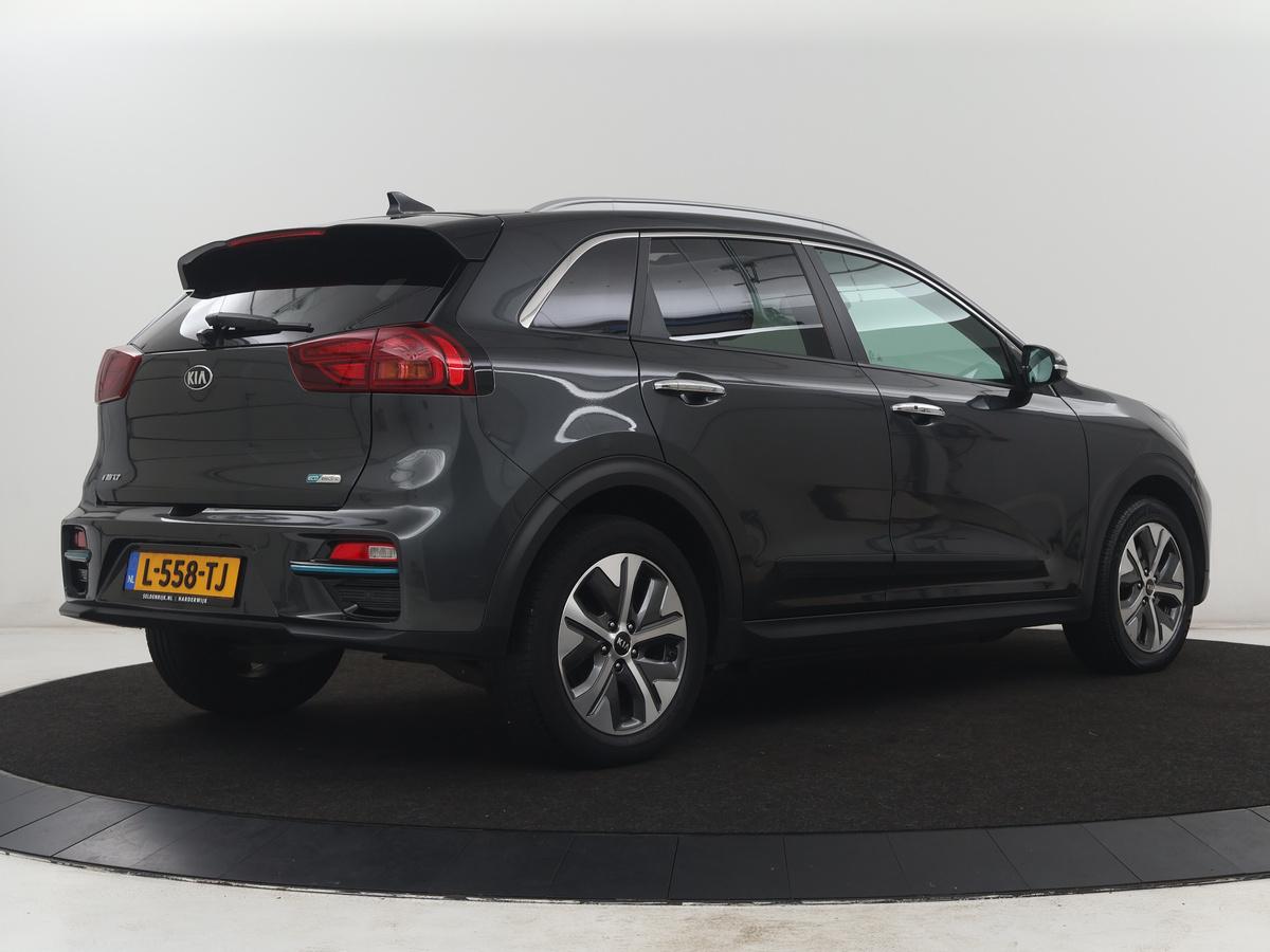 Kia e-Niro Kia e-Niro DynamicPlusLine 64 kWh | SOH 95,4% | Panoramadak | Half leder | Adaptive cruise | Stuur/stoel verwarming | Navigatie | Carplay | Camera | Park assist | Climate control