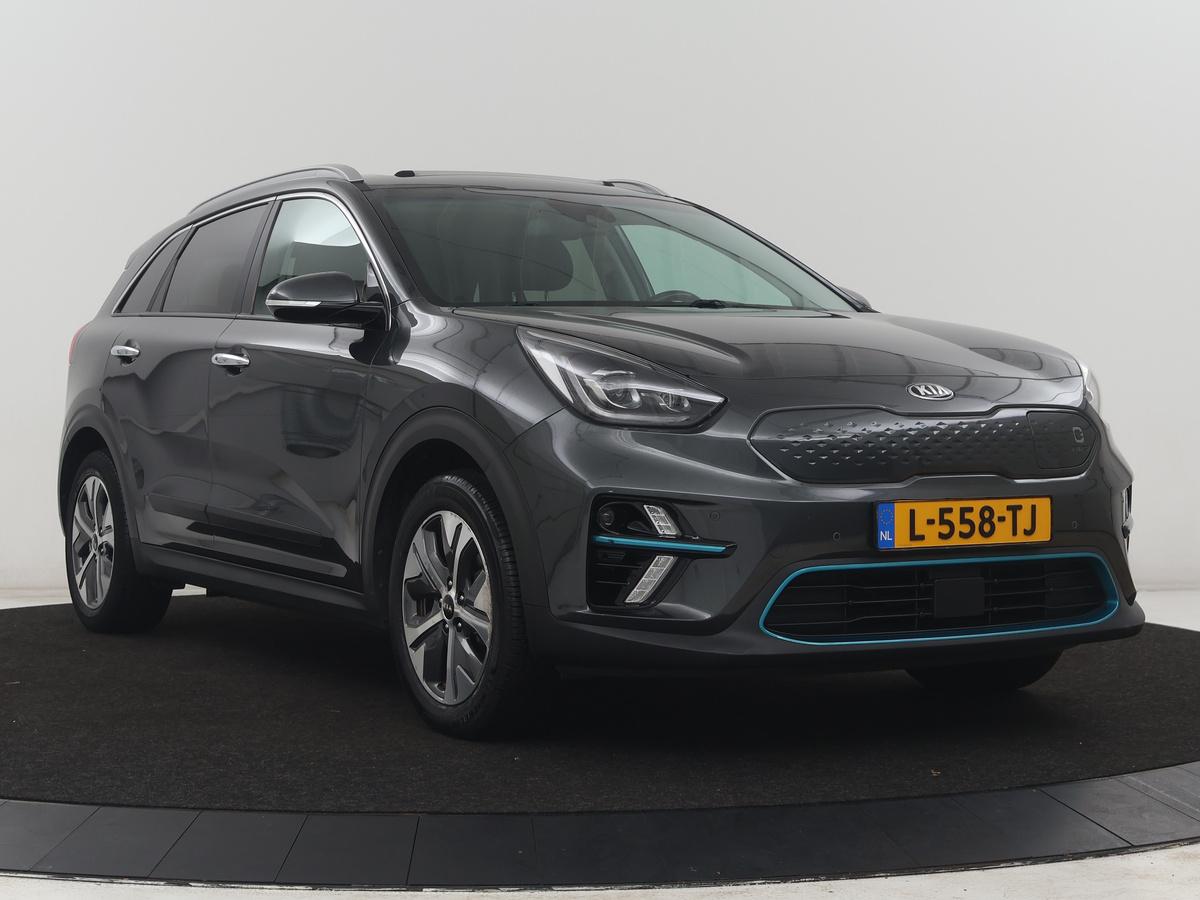 Kia e-Niro Kia e-Niro DynamicPlusLine 64 kWh | SOH 95,4% | Panoramadak | Half leder | Adaptive cruise | Stuur/stoel verwarming | Navigatie | Carplay | Camera | Park assist | Climate control