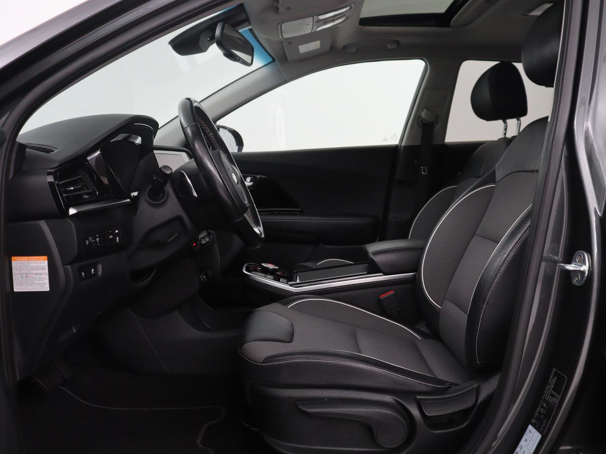 Kia e-Niro Kia e-Niro DynamicPlusLine 64 kWh | SOH 95,4% | Panoramadak | Half leder | Adaptive cruise | Stuur/stoel verwarming | Navigatie | Carplay | Camera | Park assist | Climate control