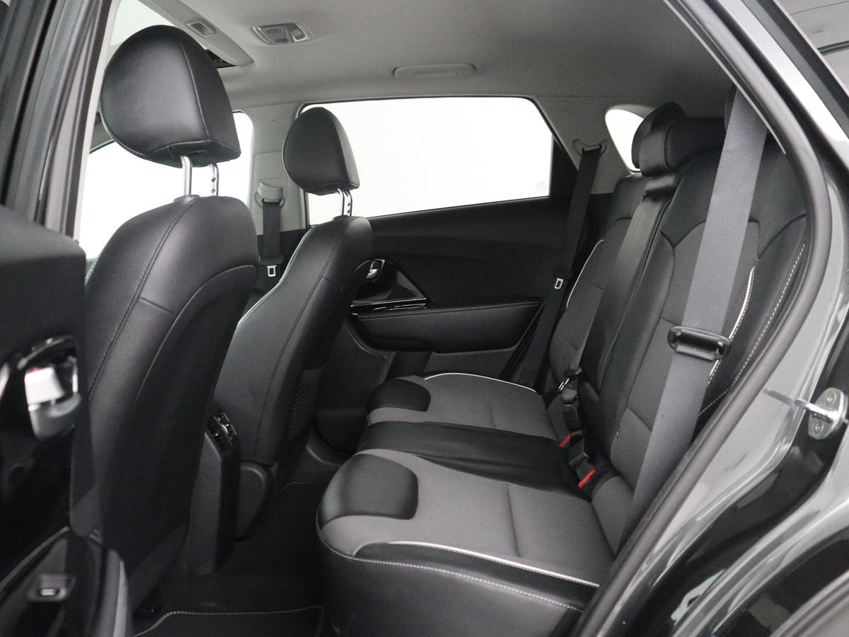 Kia e-Niro Kia e-Niro DynamicPlusLine 64 kWh | SOH 95,4% | Panoramadak | Half leder | Adaptive cruise | Stuur/stoel verwarming | Navigatie | Carplay | Camera | Park assist | Climate control