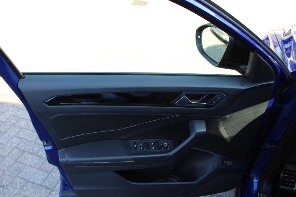 Volkswagen T-Roc Volkswagen T-Roc 1.5 TSI R-Line DSG Black Style Pano/Virtual/Navi “RIJKLAARPRIJS”