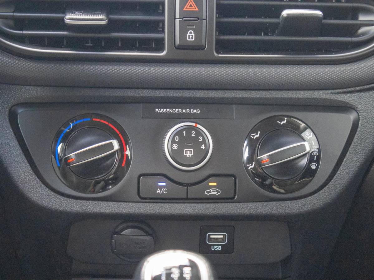 Hyundai i10 Hyundai i10 1.0 Comfort Lane assist Apple CarPlay Airco