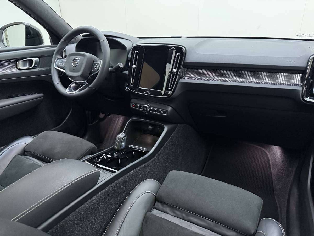 Volvo XC40 Volvo XC40 T2 130pk Automaat R-Design / Stoel + Stuurw. Verwarming / Getint Glas / DAB / Apple Carplay / PDC + Camera / 18” / Trekhaak / Keyless /