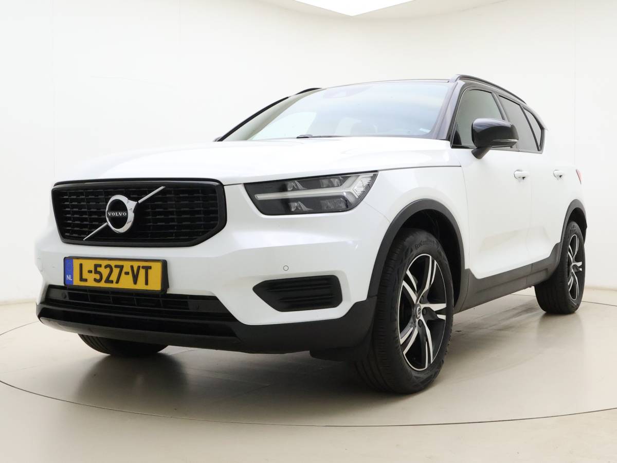 Volvo XC40 Volvo XC40 T2 130pk Automaat R-Design / Stoel + Stuurw. Verwarming / Getint Glas / DAB / Apple Carplay / PDC + Camera / 18” / Trekhaak / Keyless /