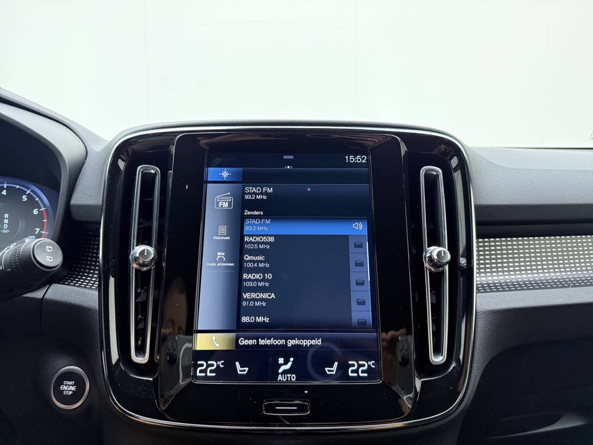 Volvo XC40 Volvo XC40 T2 130pk Automaat R-Design / Stoel + Stuurw. Verwarming / Getint Glas / DAB / Apple Carplay / PDC + Camera / 18” / Trekhaak / Keyless /