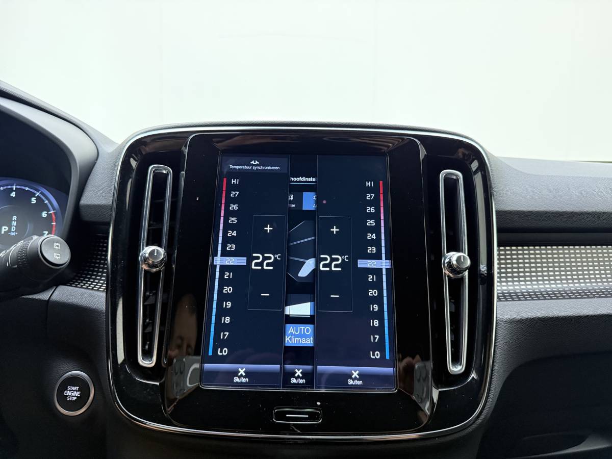 Volvo XC40 Volvo XC40 T2 130pk Automaat R-Design / Stoel + Stuurw. Verwarming / Getint Glas / DAB / Apple Carplay / PDC + Camera / 18” / Trekhaak / Keyless /