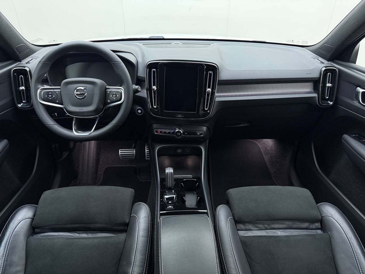 Volvo XC40 Volvo XC40 T2 130pk Automaat R-Design / Stoel + Stuurw. Verwarming / Getint Glas / DAB / Apple Carplay / PDC + Camera / 18” / Trekhaak / Keyless /