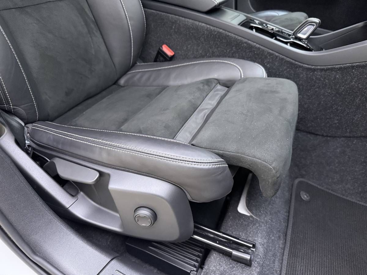 Volvo XC40 Volvo XC40 T2 130pk Automaat R-Design / Stoel + Stuurw. Verwarming / Getint Glas / DAB / Apple Carplay / PDC + Camera / 18” / Trekhaak / Keyless /