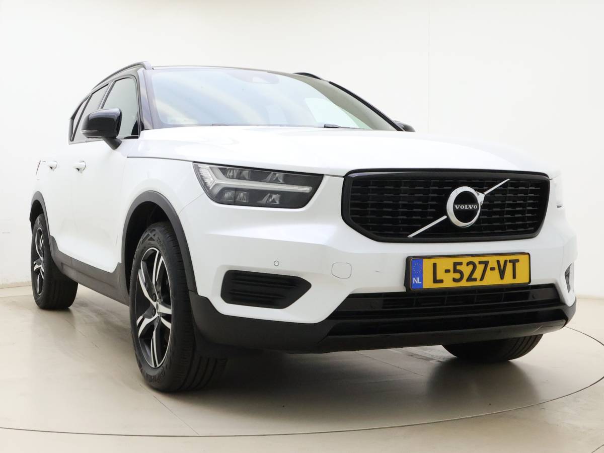 Volvo XC40 Volvo XC40 T2 130pk Automaat R-Design / Stoel + Stuurw. Verwarming / Getint Glas / DAB / Apple Carplay / PDC + Camera / 18” / Trekhaak / Keyless /