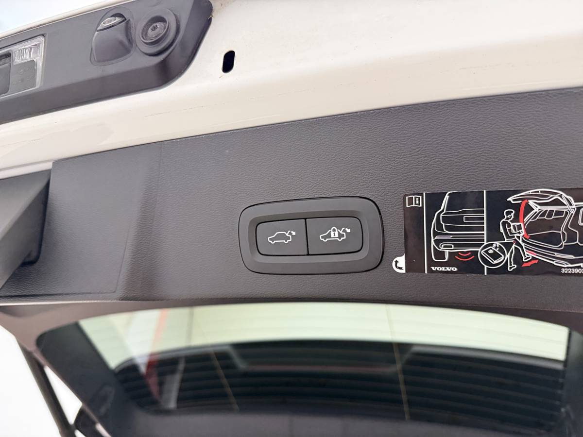 Volvo XC40 Volvo XC40 T2 130pk Automaat R-Design / Stoel + Stuurw. Verwarming / Getint Glas / DAB / Apple Carplay / PDC + Camera / 18” / Trekhaak / Keyless /