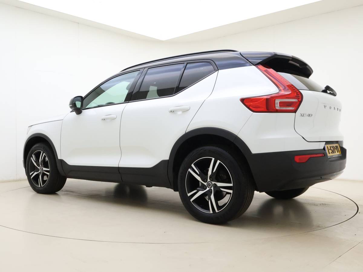 Volvo XC40 Volvo XC40 T2 130pk Automaat R-Design / Stoel + Stuurw. Verwarming / Getint Glas / DAB / Apple Carplay / PDC + Camera / 18” / Trekhaak / Keyless /