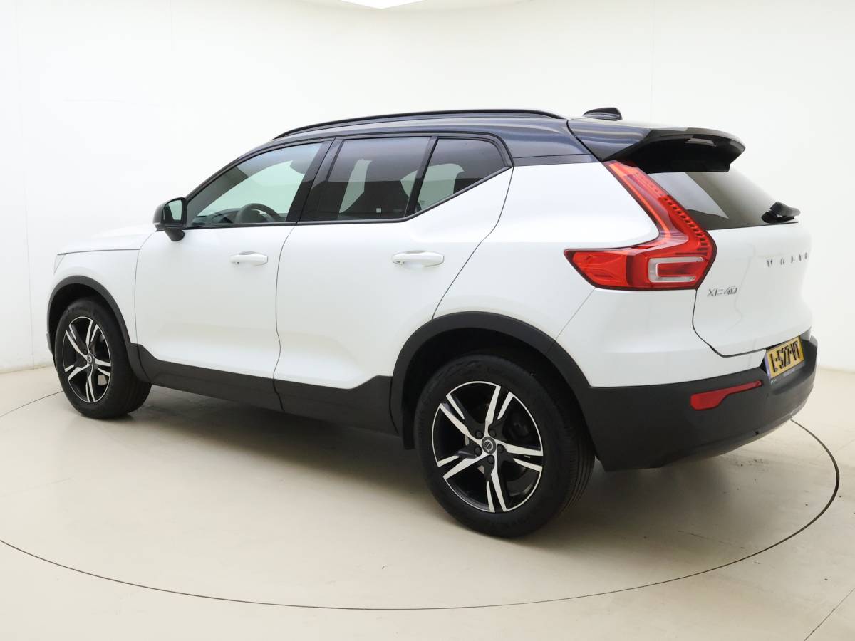 Volvo XC40 Volvo XC40 T2 130pk Automaat R-Design / Stoel + Stuurw. Verwarming / Getint Glas / DAB / Apple Carplay / PDC + Camera / 18” / Trekhaak / Keyless /