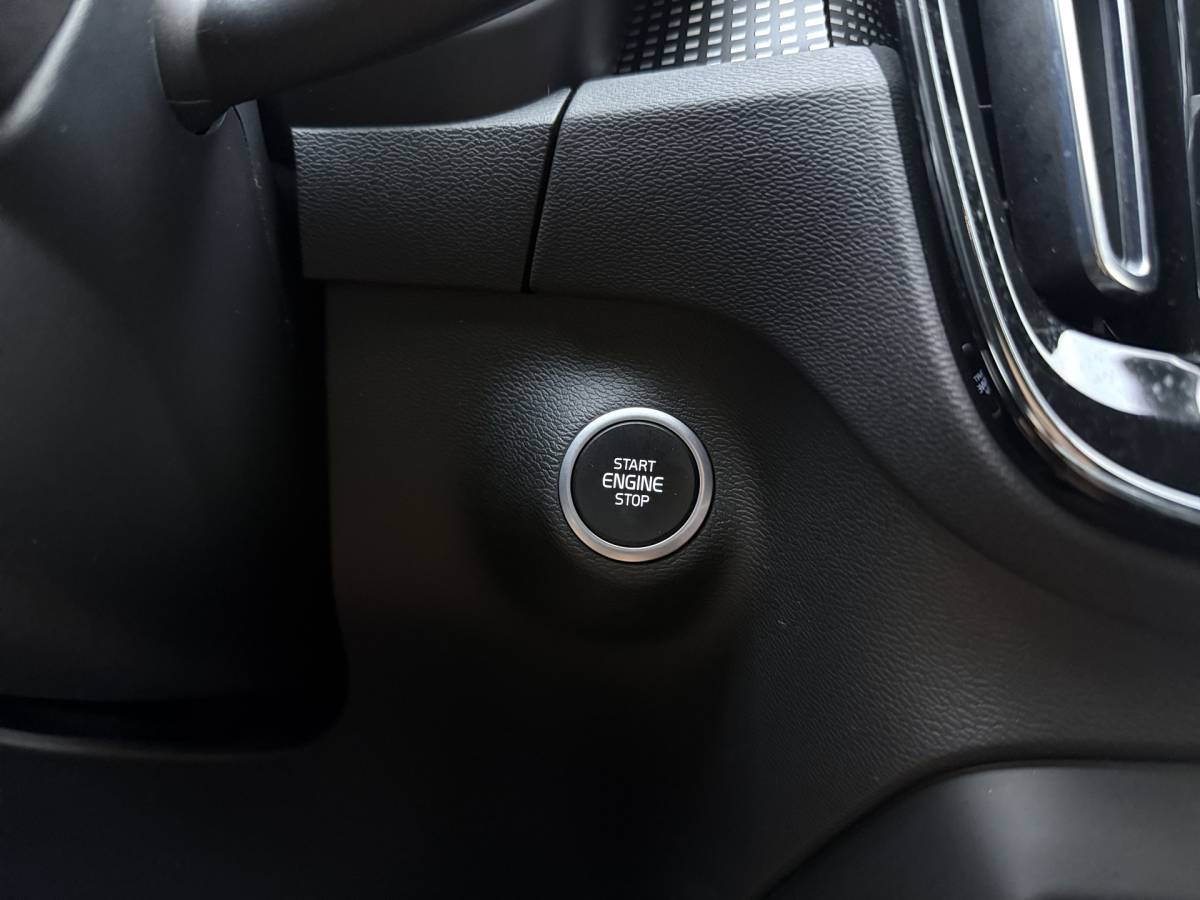 Volvo XC40 Volvo XC40 T2 130pk Automaat R-Design / Stoel + Stuurw. Verwarming / Getint Glas / DAB / Apple Carplay / PDC + Camera / 18” / Trekhaak / Keyless /