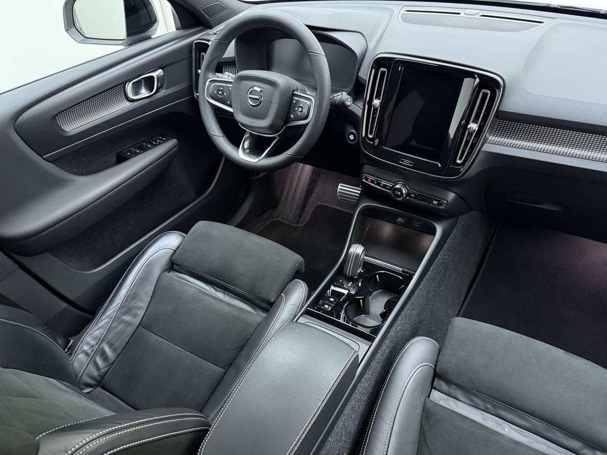 Volvo XC40 Volvo XC40 T2 130pk Automaat R-Design / Stoel + Stuurw. Verwarming / Getint Glas / DAB / Apple Carplay / PDC + Camera / 18” / Trekhaak / Keyless /
