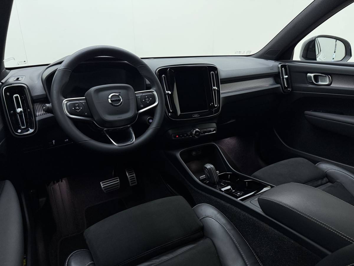 Volvo XC40 Volvo XC40 T2 130pk Automaat R-Design / Stoel + Stuurw. Verwarming / Getint Glas / DAB / Apple Carplay / PDC + Camera / 18” / Trekhaak / Keyless /