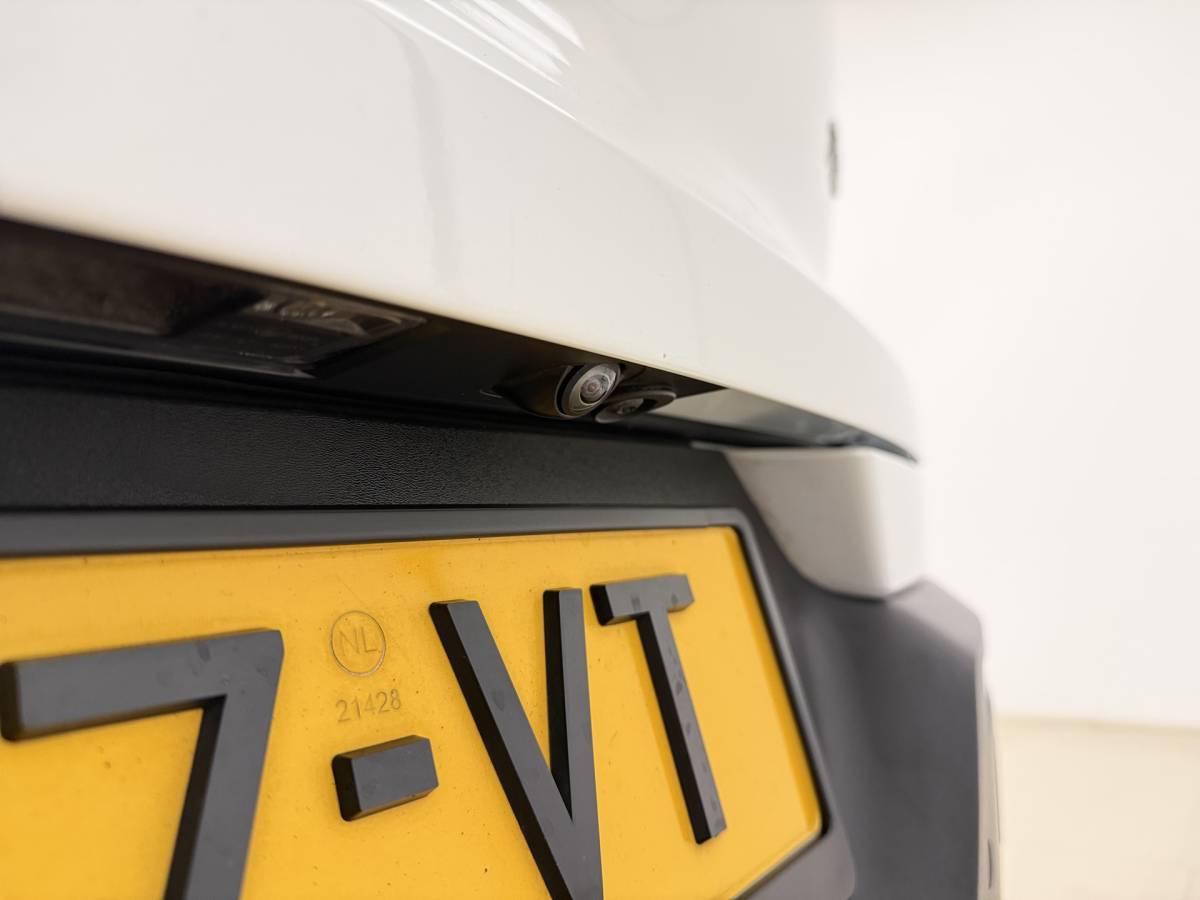 Volvo XC40 Volvo XC40 T2 130pk Automaat R-Design / Stoel + Stuurw. Verwarming / Getint Glas / DAB / Apple Carplay / PDC + Camera / 18” / Trekhaak / Keyless /