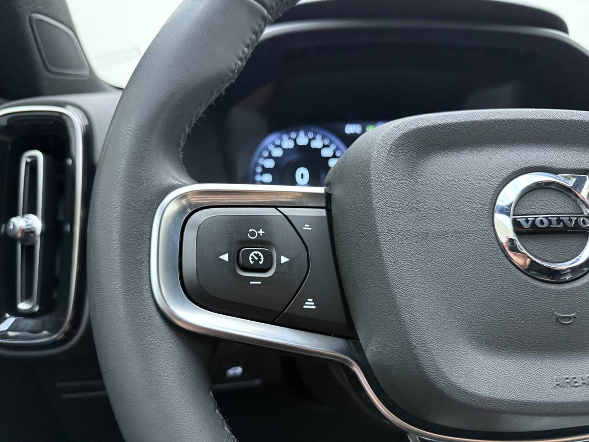 Volvo XC40 Volvo XC40 T2 130pk Automaat R-Design / Stoel + Stuurw. Verwarming / Getint Glas / DAB / Apple Carplay / PDC + Camera / 18” / Trekhaak / Keyless /