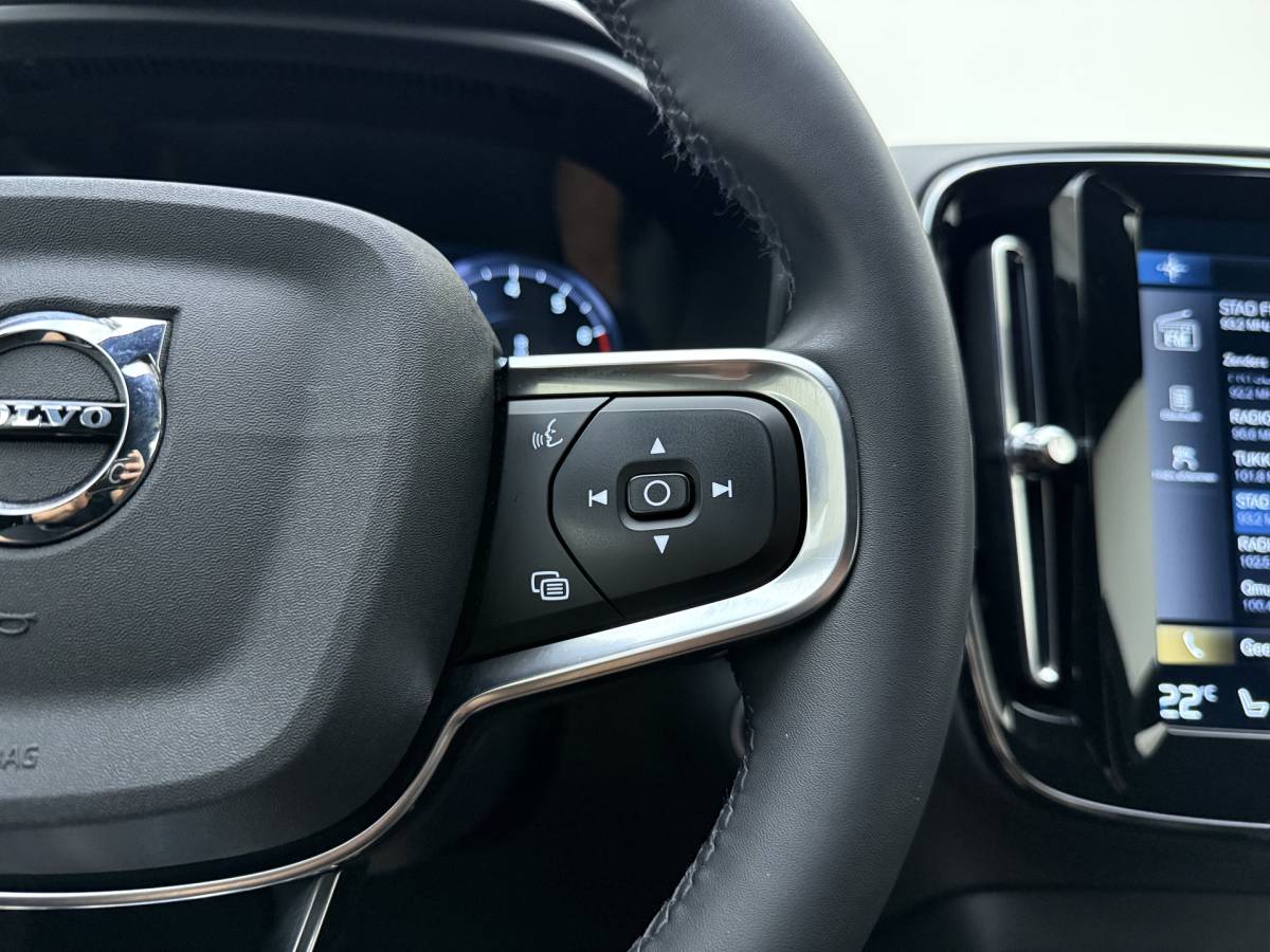 Volvo XC40 Volvo XC40 T2 130pk Automaat R-Design / Stoel + Stuurw. Verwarming / Getint Glas / DAB / Apple Carplay / PDC + Camera / 18” / Trekhaak / Keyless /