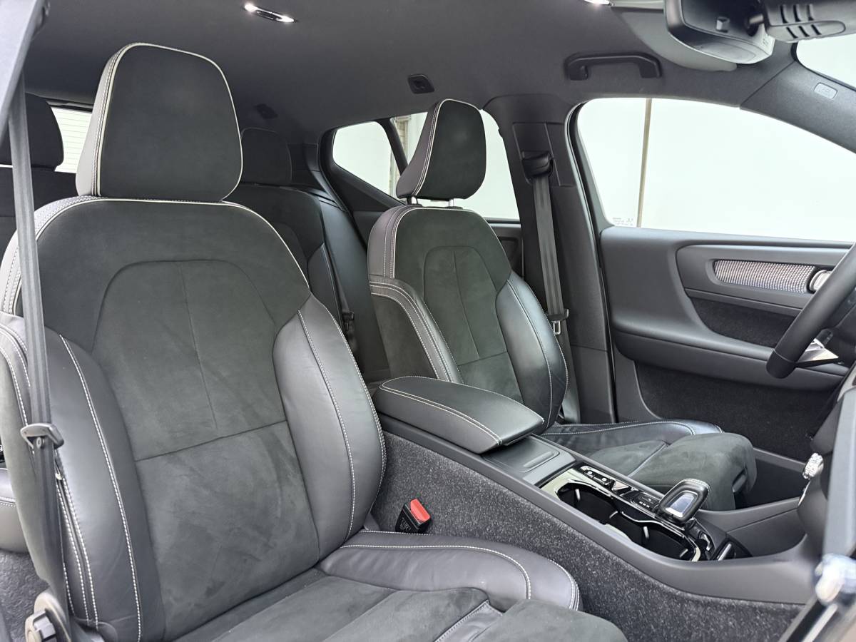 Volvo XC40 Volvo XC40 T2 130pk Automaat R-Design / Stoel + Stuurw. Verwarming / Getint Glas / DAB / Apple Carplay / PDC + Camera / 18” / Trekhaak / Keyless /