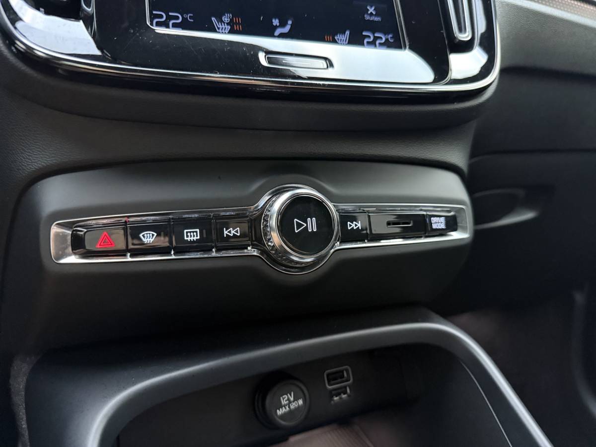 Volvo XC40 Volvo XC40 T2 130pk Automaat R-Design / Stoel + Stuurw. Verwarming / Getint Glas / DAB / Apple Carplay / PDC + Camera / 18” / Trekhaak / Keyless /