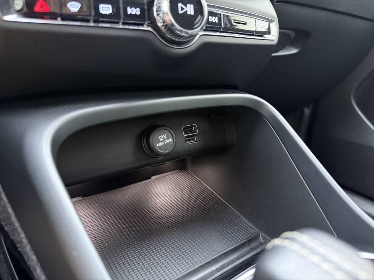 Volvo XC40 Volvo XC40 T2 130pk Automaat R-Design / Stoel + Stuurw. Verwarming / Getint Glas / DAB / Apple Carplay / PDC + Camera / 18” / Trekhaak / Keyless /