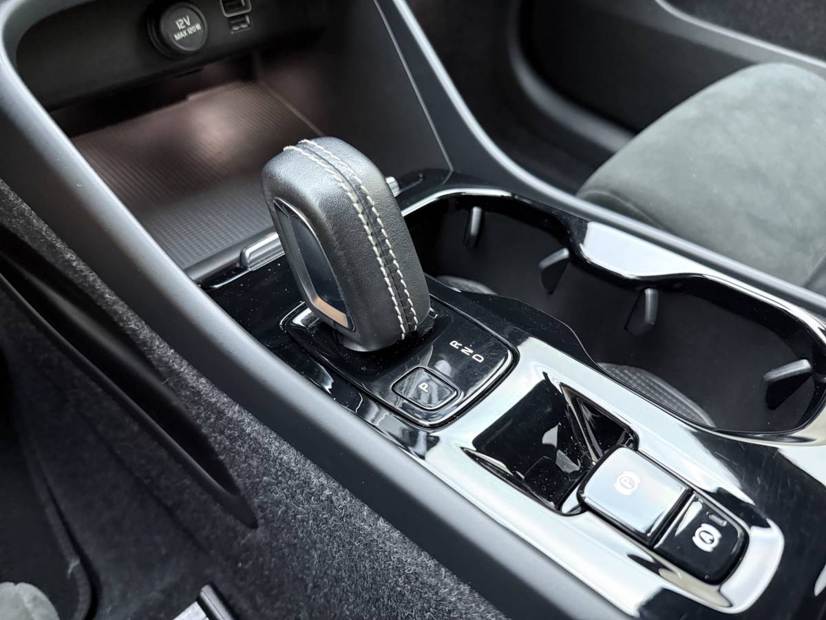 Volvo XC40 Volvo XC40 T2 130pk Automaat R-Design / Stoel + Stuurw. Verwarming / Getint Glas / DAB / Apple Carplay / PDC + Camera / 18” / Trekhaak / Keyless /