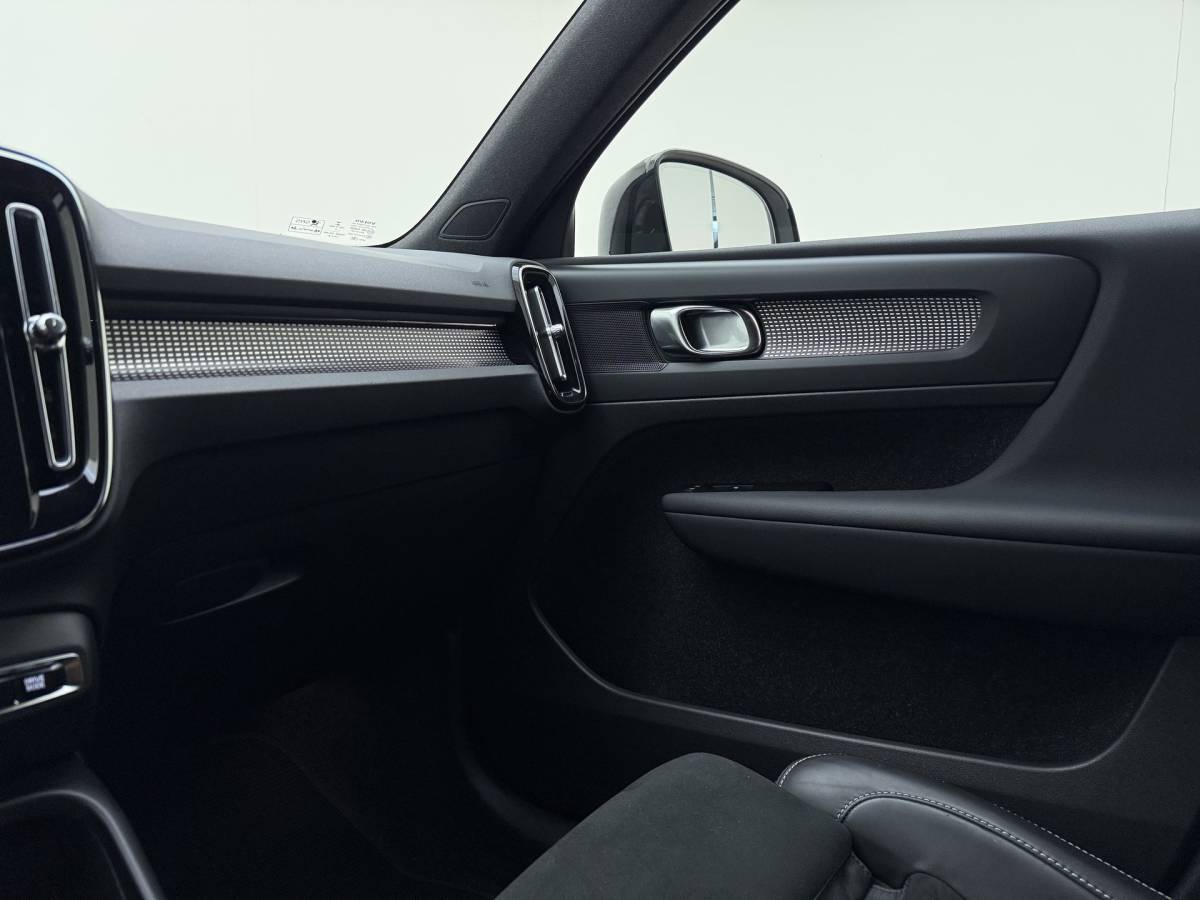 Volvo XC40 Volvo XC40 T2 130pk Automaat R-Design / Stoel + Stuurw. Verwarming / Getint Glas / DAB / Apple Carplay / PDC + Camera / 18” / Trekhaak / Keyless /